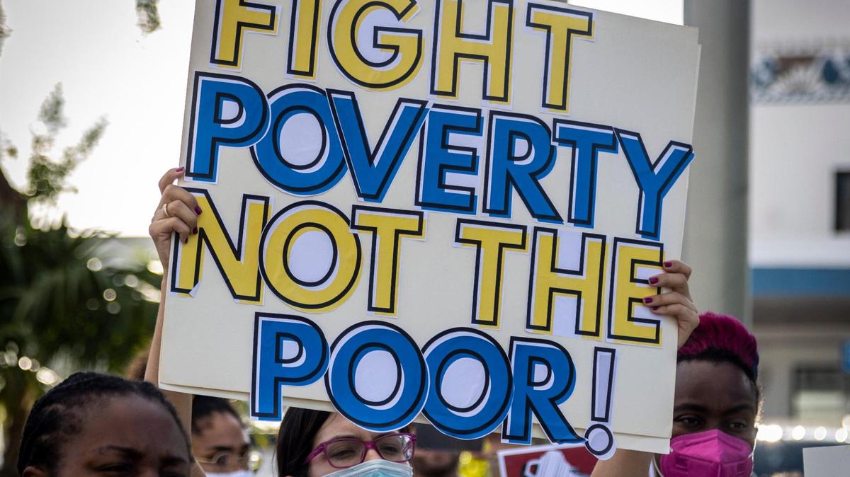 Activistas de la vivienda y los desamparados protestaron frente al Ayuntamiento de Miami contra la Ordenanza SR 2, que prohíbe los campamentos de personas sin hogar y dice que la Policía puede arrestar a los infractores,