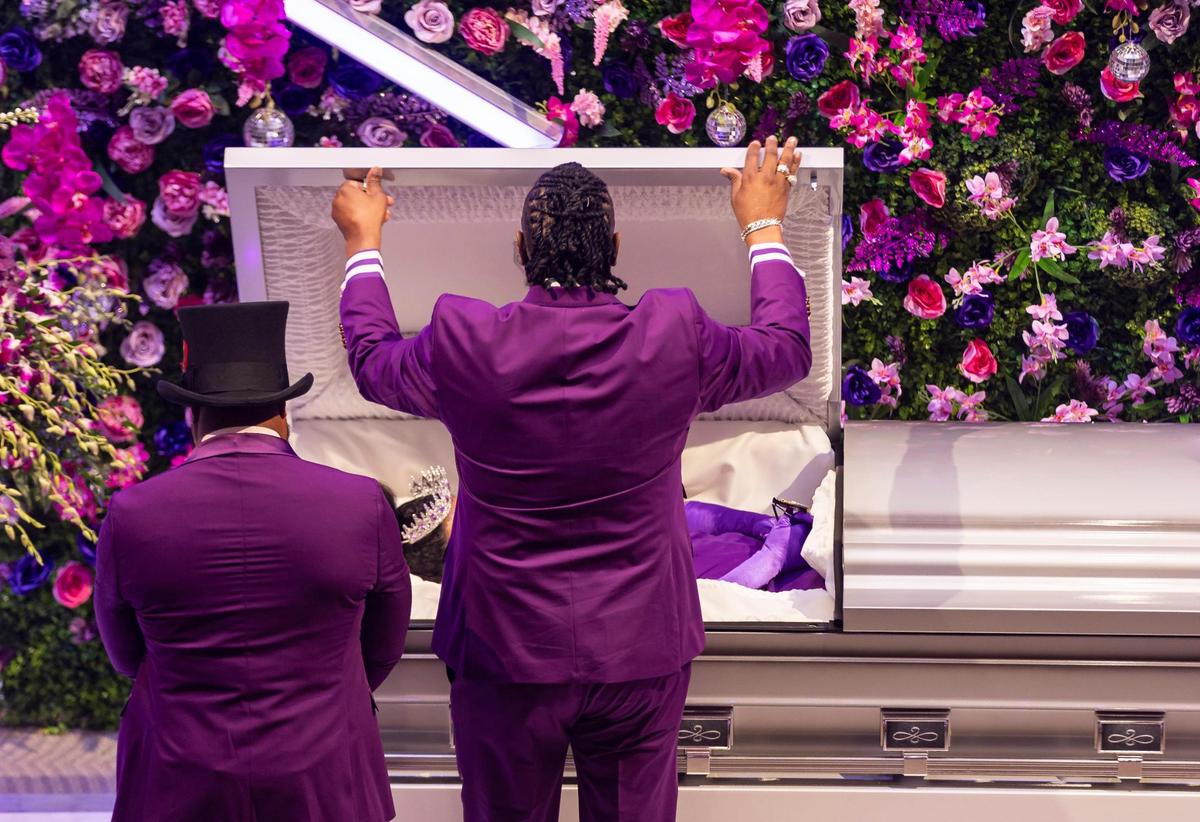 Dr. Terry Wright closes the casket during Jill Tracey’s funeral service after a crown was placed on her head.