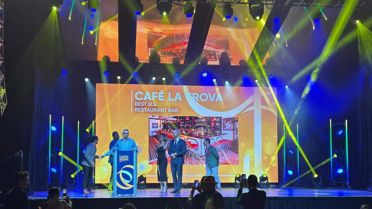 El maestro cantinero Julio Cabrera aceptando el premio al mejor bar restaurante de Estados Unidos en Spirited Awards 2023.