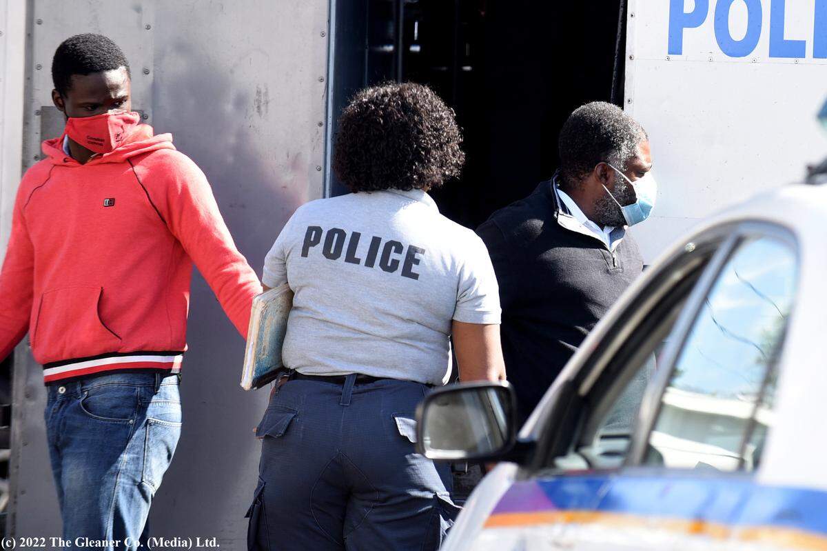 John Joël Joseph, antiguo senador del parlamento de Haití, es visto saliendo de una corte en Jamaica tras ser detenido a principios de 2022 por una infracción de inmigración. El caso contra Joseph fue finalmente retirado, lo que le permitió ser extraditado a Estados Unidos en mayo en relación con el asesinato del presidente haitiano Jovenel Moïse el 7 de julio de 2021.