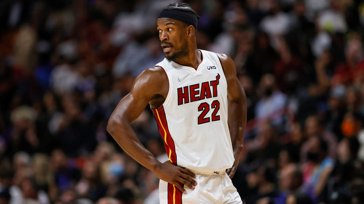 El alero del Miami Heat, Jimmy Butler (22), observa durante el último cuarto de su partido de baloncesto de la NBA contra los Dallas Mavericks en el FTX Arena el martes 15 de febrero de 2022 en Miami, Florida.