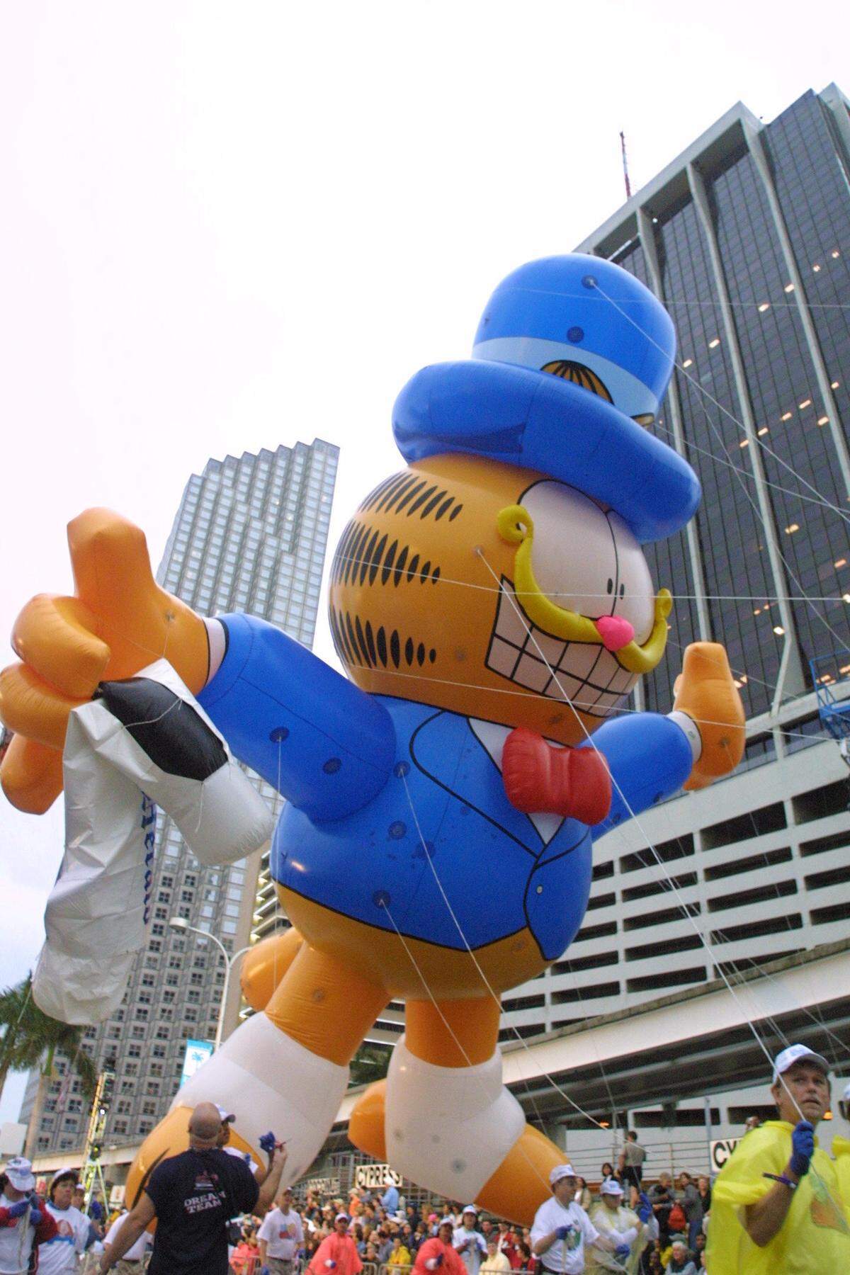 Garfield makes an appearance in downtown Miami.
