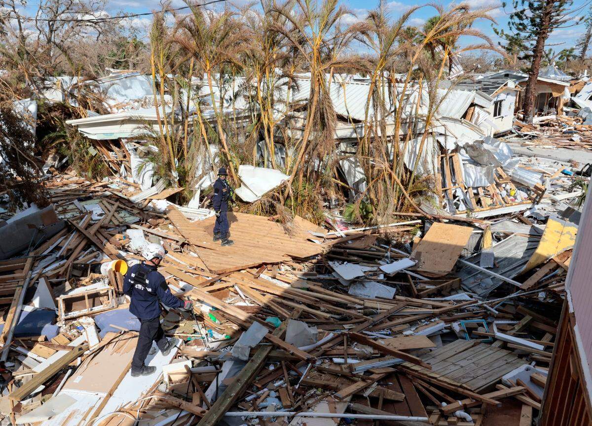 El Equipo de Búsqueda y Rescate Urbano Florida Task Force 2 busca en las casas dañadas en Fort Myers Beach el lunes 3 de octubre de 2022.