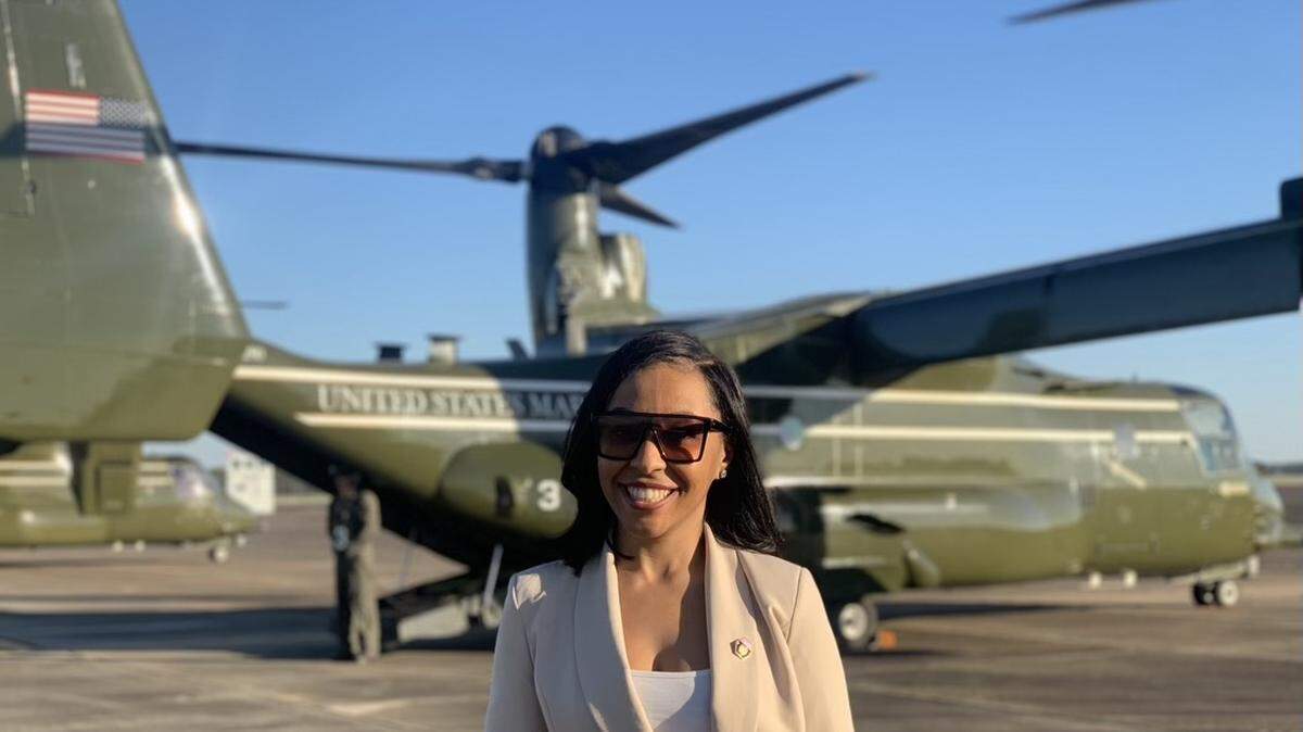 Erica Loewe, nacida de Liberty City, en una pista de aterrizaje. Graduada de la secundaria Immaculata-La Salle, Loewe ha sido ascendida recientemente a jefa de personal de interacción con la comunidad de la Casa Blanca.