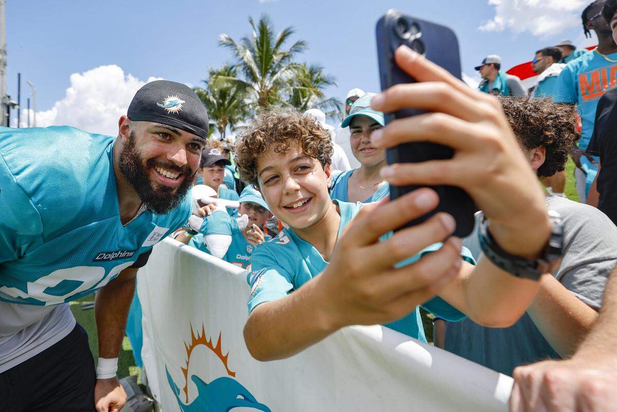 Miami Dolphins tight end Julian Hill, left, poses for a selfie with 11 year-old Gabriel Zrihen.