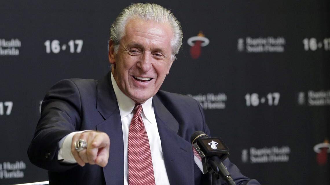 El presidente del Heat  Pat Riley habla con los medios en una conferencia de prensa en el 2016.