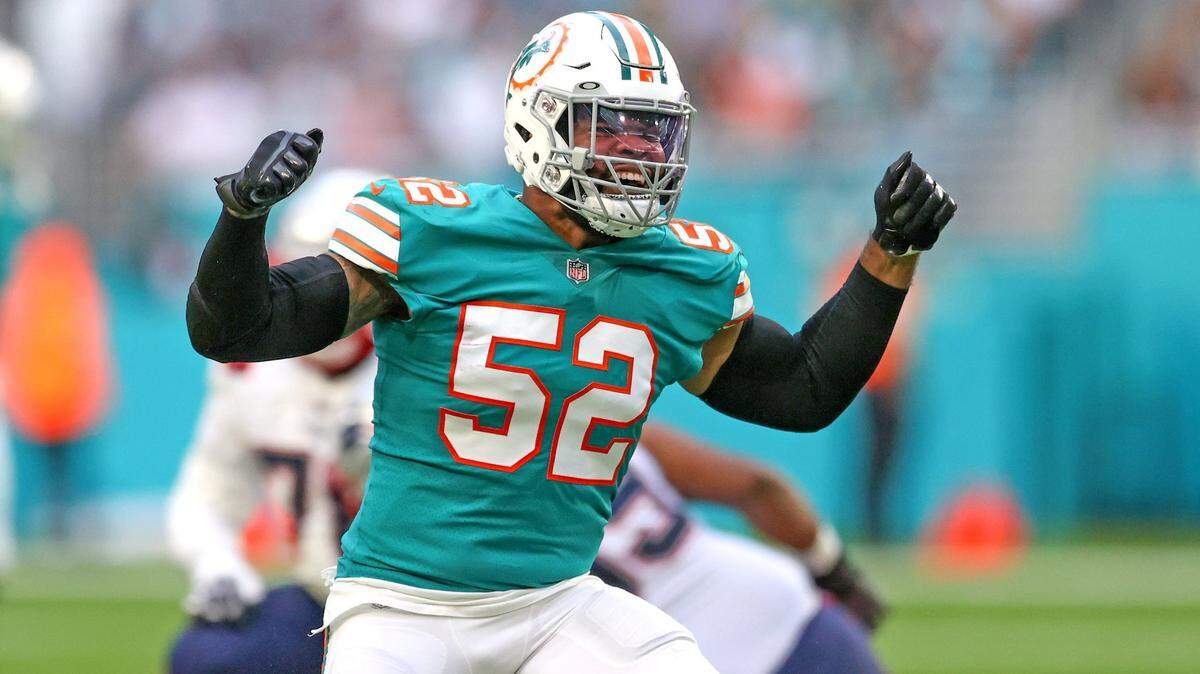 Miami Dolphins middle linebacker Elandon Roberts (52) reacts after a play during the first quarter of an NFL football game against the New England Patriots at Hard Rock Stadium on Sunday, January 9, 2022 in Miami Gardens, Florida. (David Santiago Photo / Miami Herald)