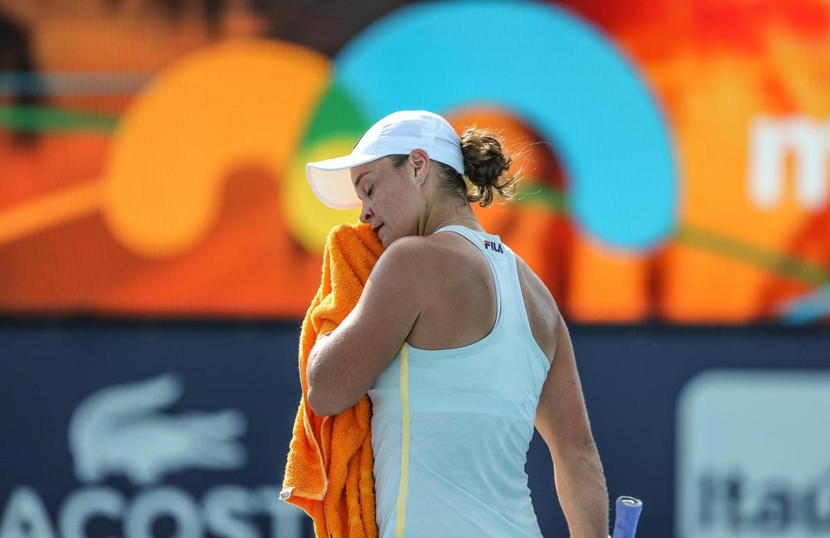 Ashleigh Barty se limpia el sudor de la cara entre sets durante el partido contra Kristina Kucova en el Miami Open en el Hard Rock Stadium en Miami Gardens, el jueves 25 de marzo de 2021.