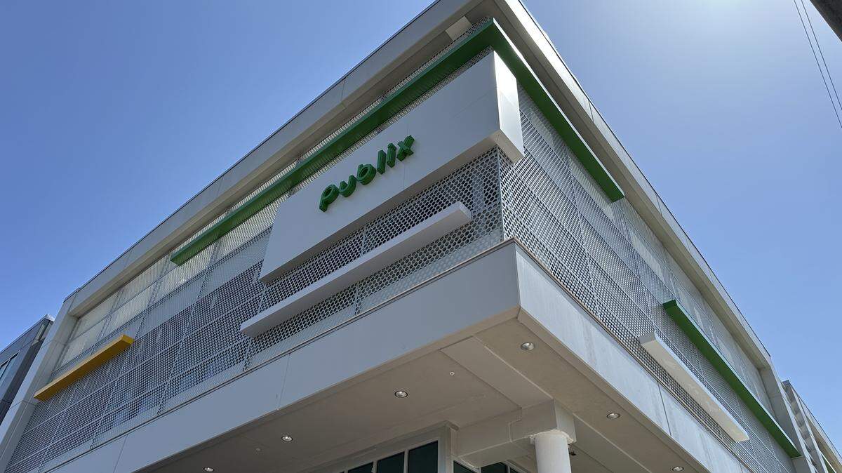 Una fotografía tomada el 25 de agosto de 2025, muestra la entrada principal del Publix de Riviera Plaza, situado en el 1542 de South Dixie Highway.