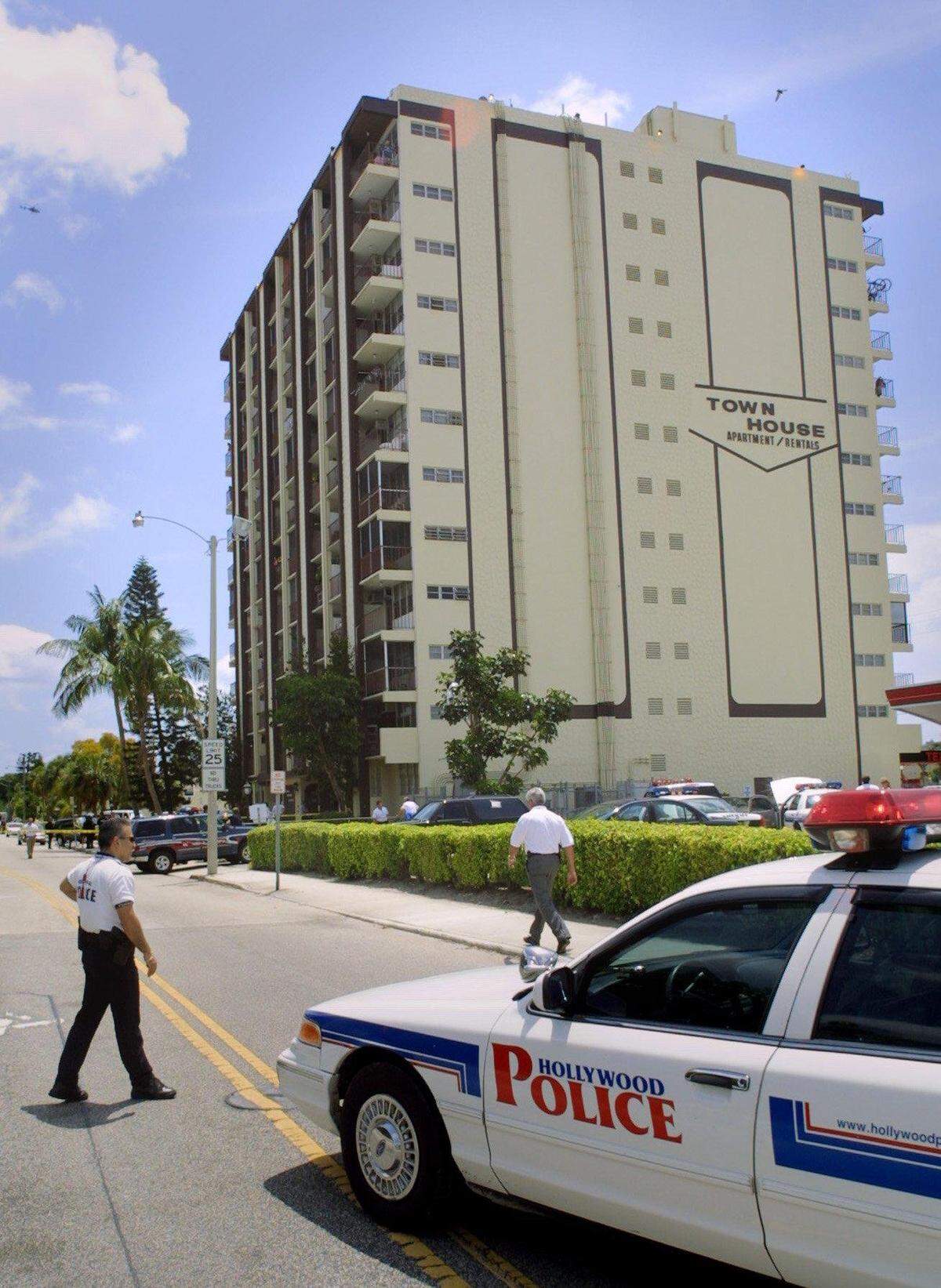 Hollywood-- A crime scene in 2001 at an apartment building on Young Circle in downtown Hollywood.