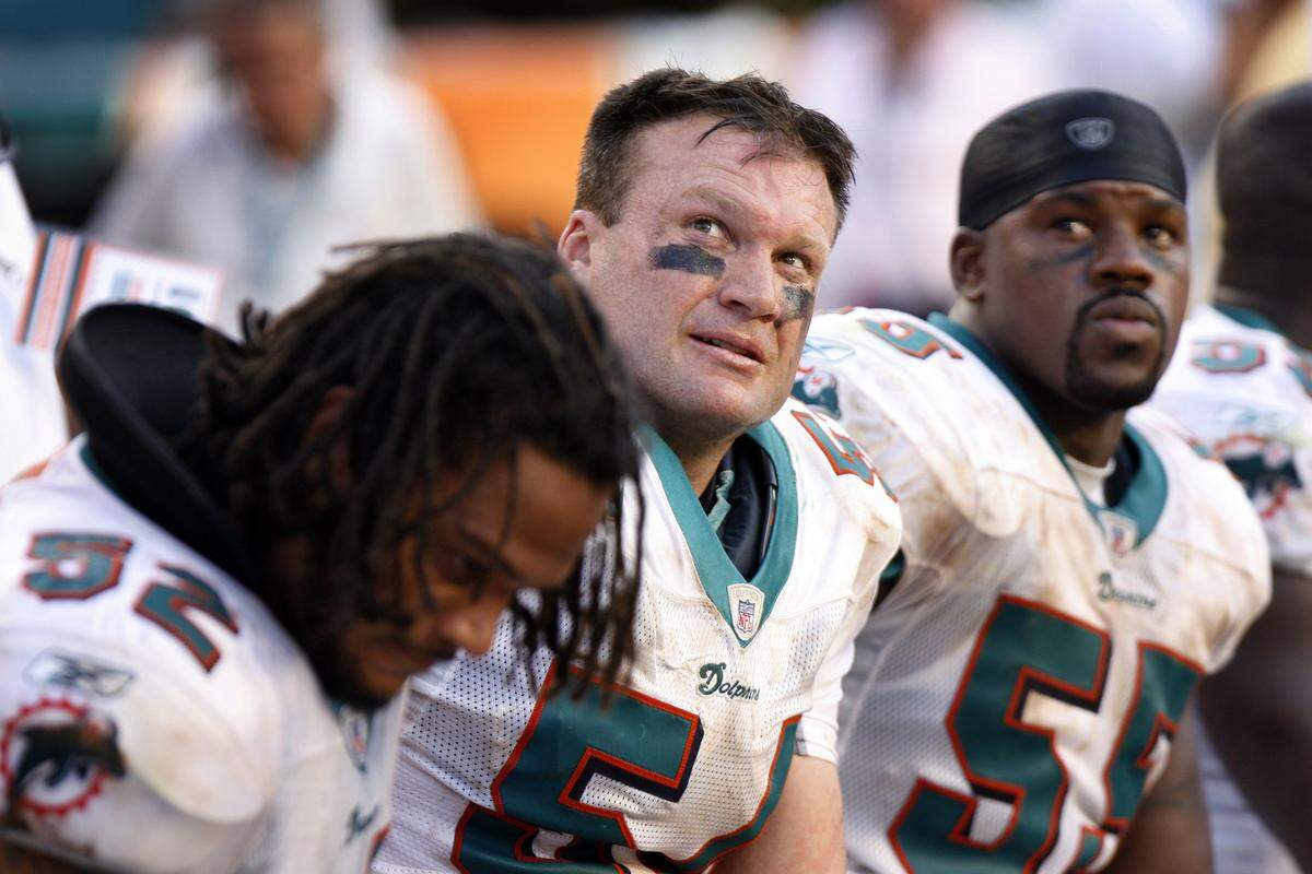 The Dallas Cowboys beat the Miami Dolphins 37-20 at Dolphin Stadium in Miami, Sunday, Sept. 16, 2007. Dolphins linebackers Channing Crowder, left, Zach Thomas and Joey Porter sit on the bench, dejected, late in the fourth quarter.