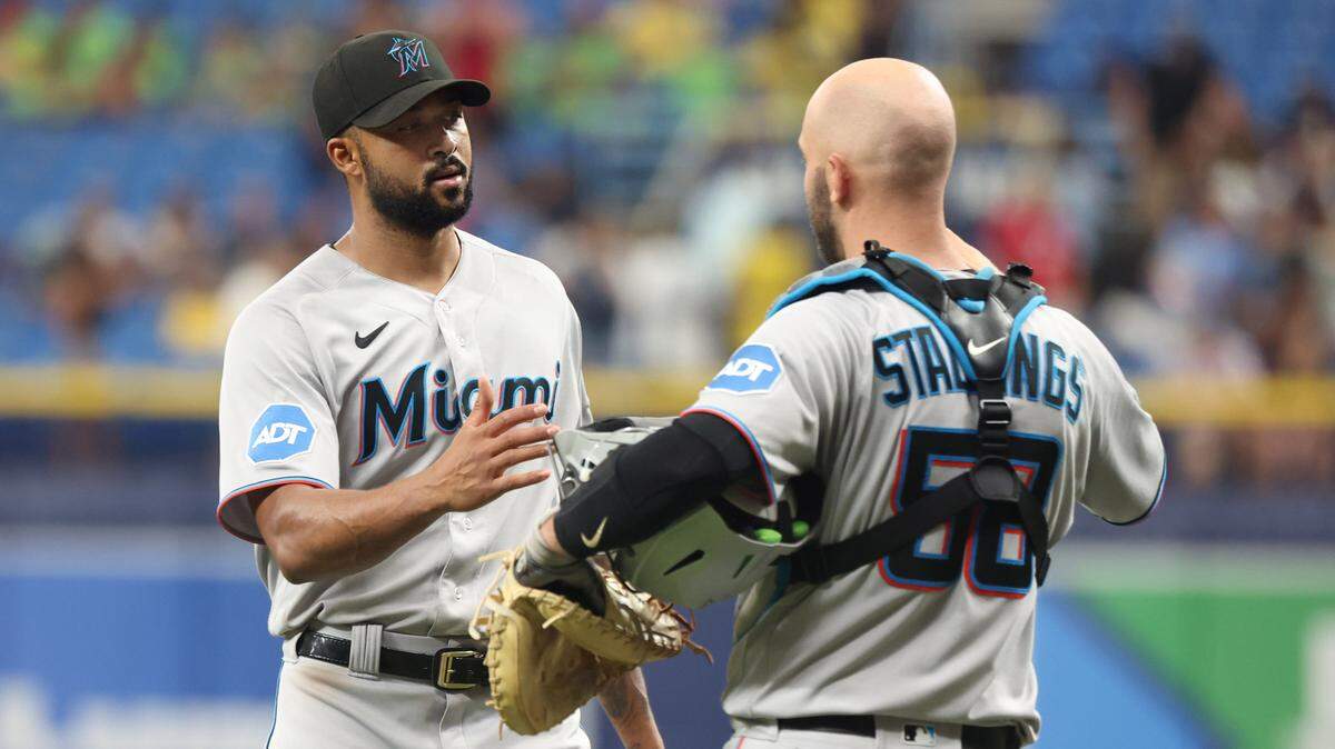 El derecho de los Marlins Sandy Alcántara recibe el saludo del receptor Jacob Stallings tras lanzar un juego completo ante los Rays de Tampa Bay, el 26 de julio de 2023 en el Tropicana Field de St Petersburgh.