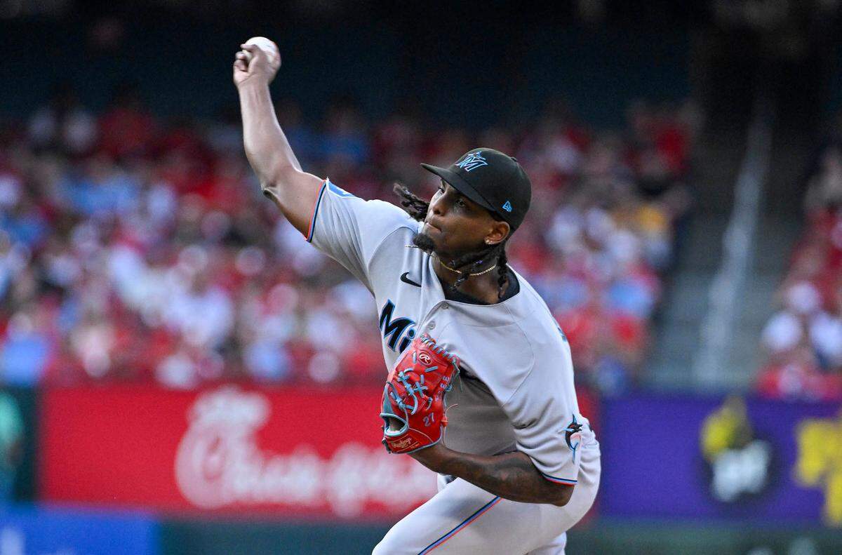 Miami Marlins starting pitcher Edward Cabrera (27) pitches against the St. Louis Cardinals during the first inning at Busch Stadium.