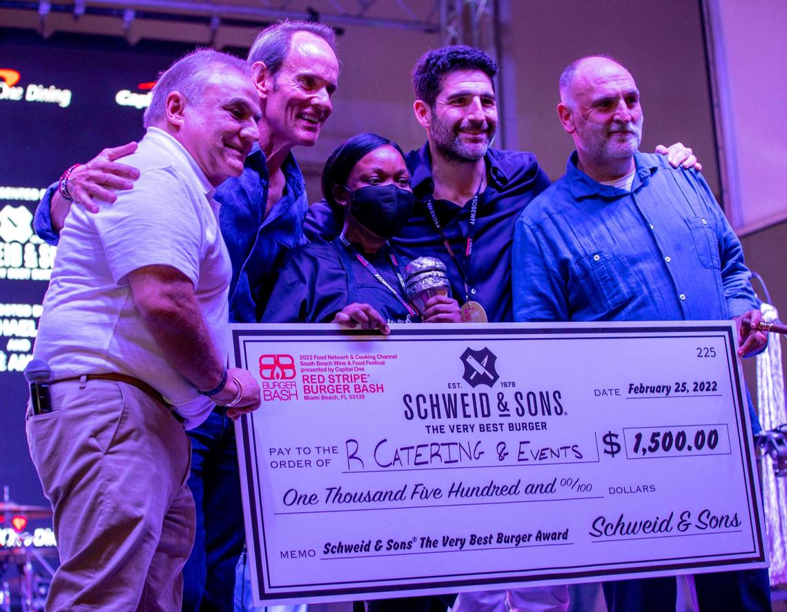 Los responsables de South Beach Wine & Food Festival, entre ellos el fundador Lee Schrager, a la izquierda, y el anfitrión, el chef José Andrés, a la derecha, le entregan a Rita Tennyson, de R Catering & Events, el trofeo y el premio en metálico por la elección de los jueces durante el Burger Bash.