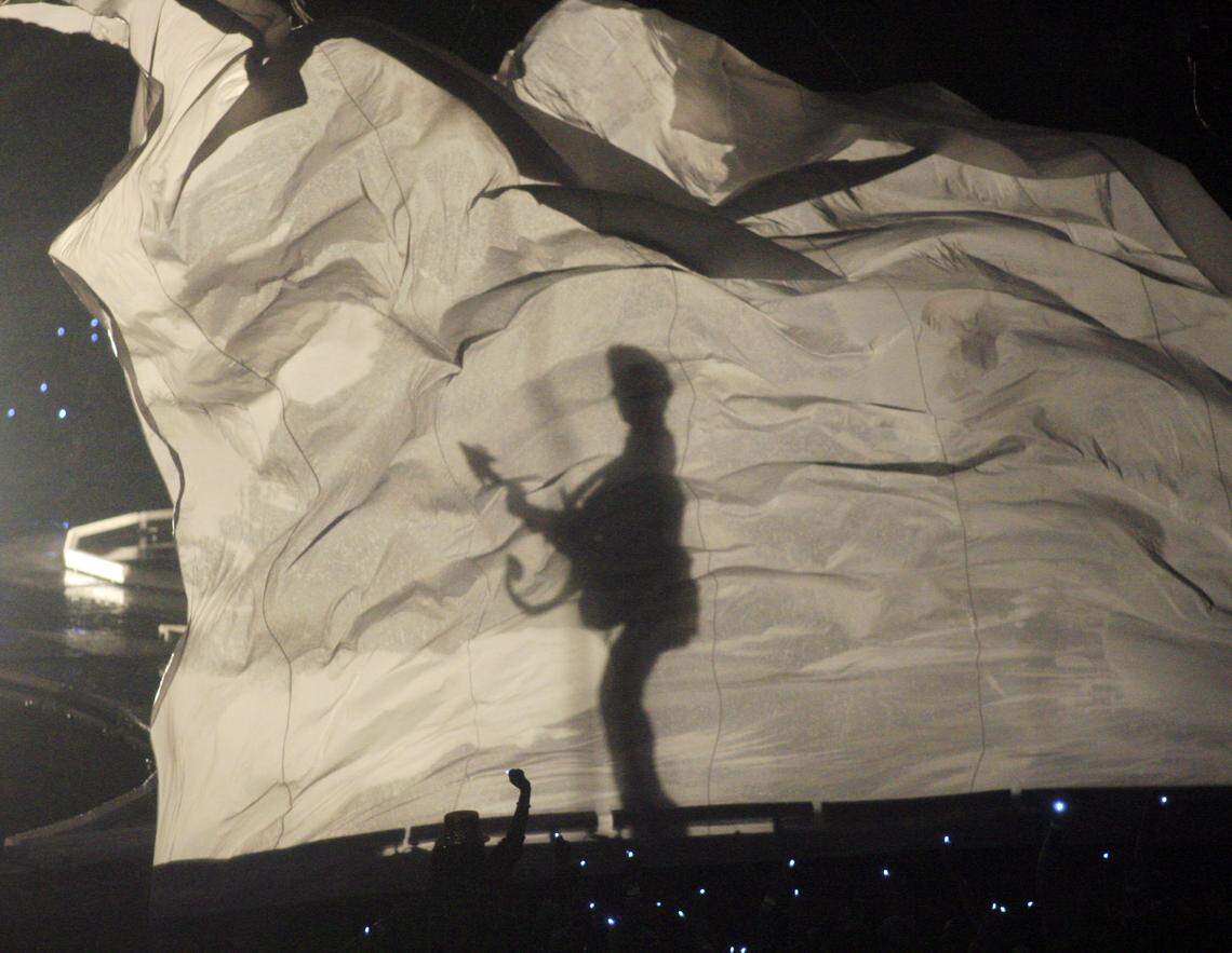 FOR SPORTS -- 2/4/2007 -- SUPER BOWL XLI -- MIAMI HERALD STAFF PHOTO BY CHUCK FADELY Prince performs in the halftime show during Super Bowl XLI.