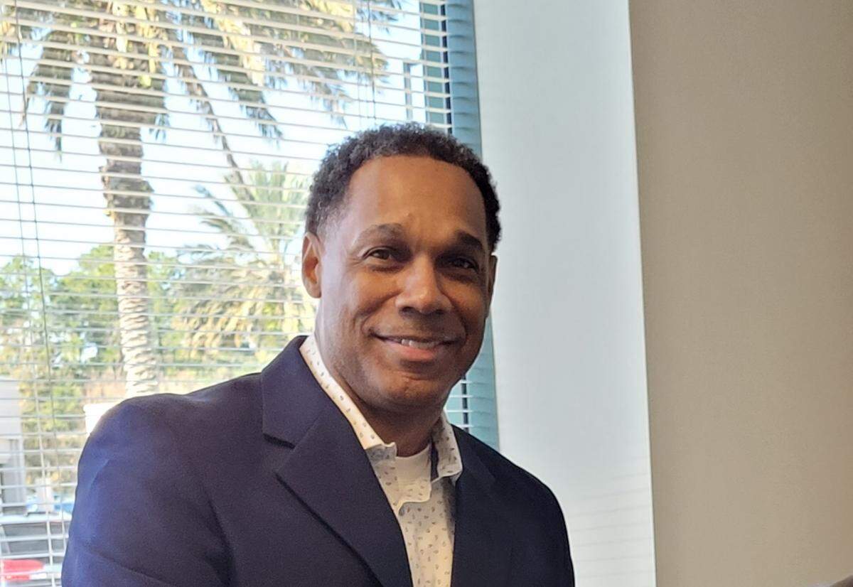 Foto de Timothy Robinson, el veterano que se enfrentó al gobernador Ron DeSantis por sus políticas que, en opinión de Robinson, "han permitido cazar a personas como yo".