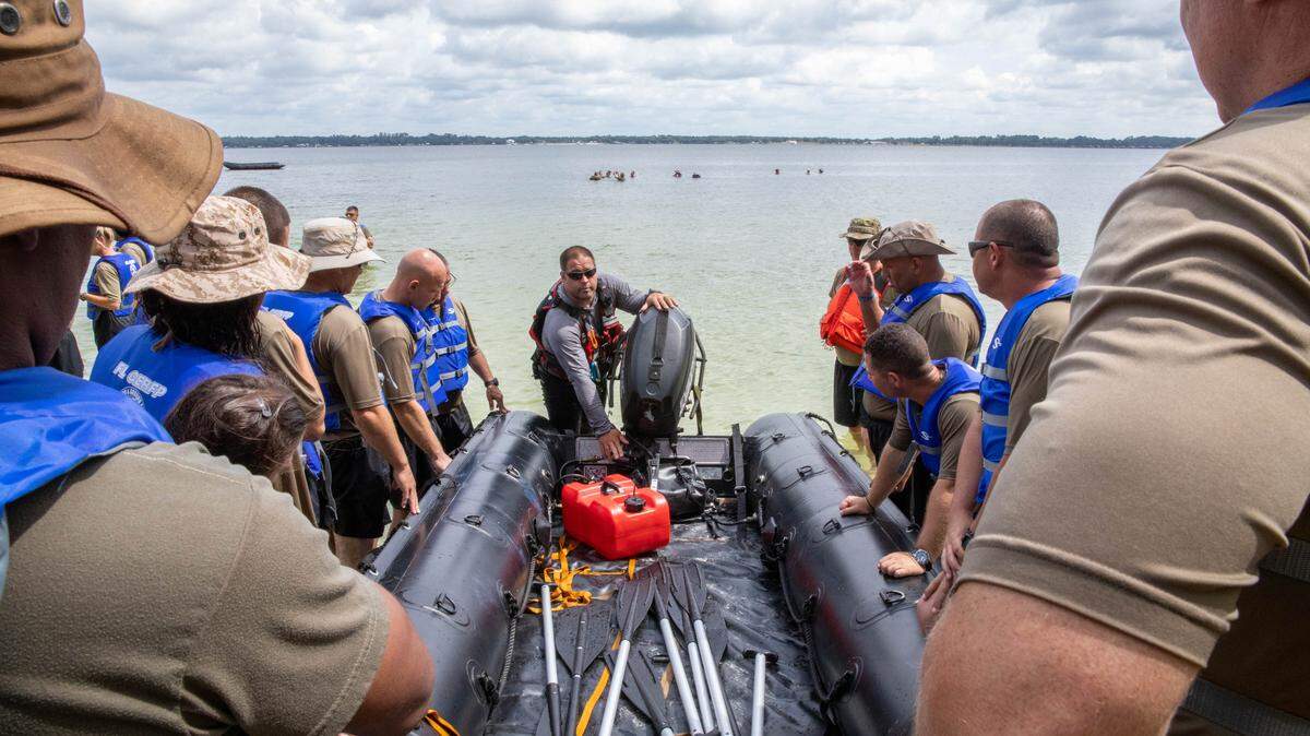 Reclutas de la Guardia Estatal de la Florida recibiendo capacitación de habilidades náuticas por parte de soldados de la Guardia Nacional de la Florida y contratistas civiles en Camp Blanding, la Florida, el 14 de junio de 2023.