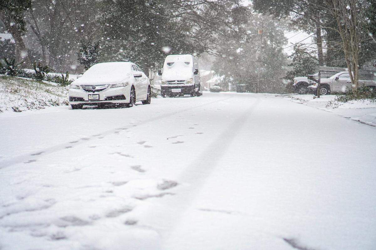 Pensacola sees heavy snowfall as the National Weather Service predicts the area could receive as much as 4 to 6 inches.