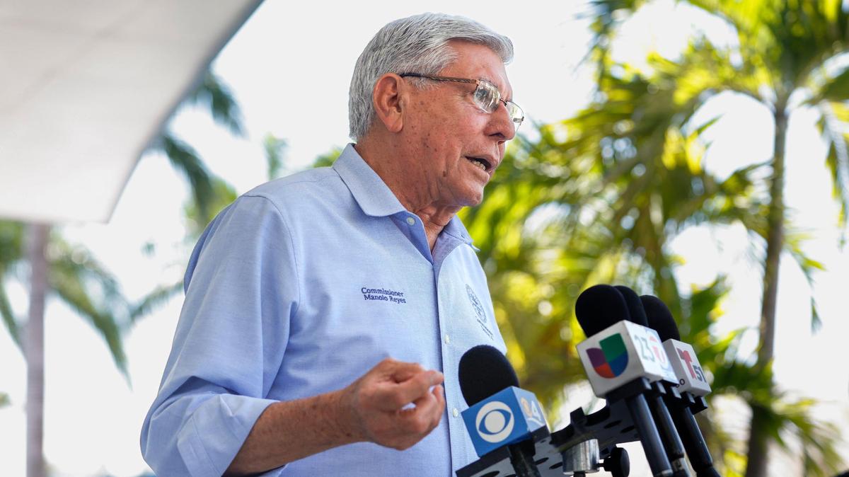 El comisionado de Miami Manolo Reyes habla con reporteros a las puertas del Ayuntamiento, el lunes 27 de febrero de 2023.