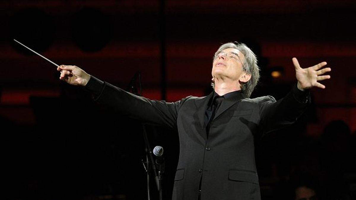 Michael Tilson Thomas conducts the YouTube Symphony Orchestra at Carnegie Hall April 15, 2009 in New York. It is the first orchestra to be selected entirely through auditions on-line. AFP PHOTO/Stan Honda (Photo by STAN HONDA / AFP via Getty Images)