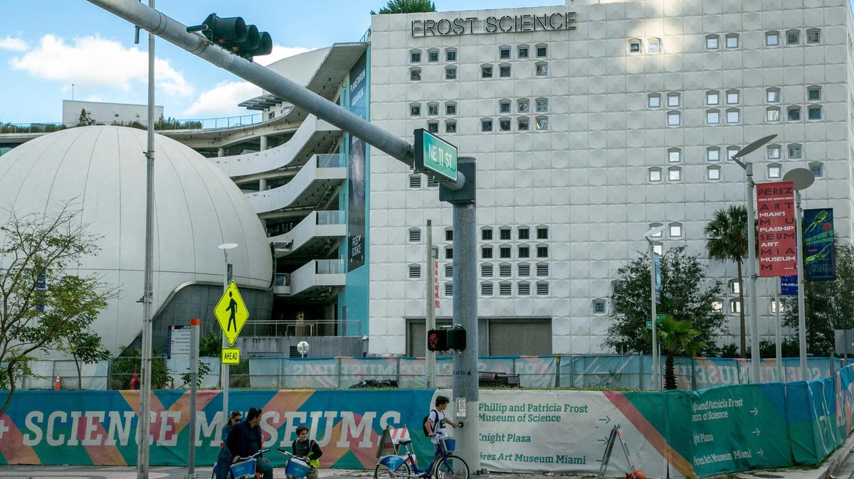 A fenced vacant lot once used for construction staging sits on Biscayne Boulevard in front of the Frost Science Museum at the entrance to Maurice A. Ferré Park more than two years after all work was completed. Developer and philanthropist Jorge Pérez, who has given millions to the adjacent Pérez Art Museum Miami, calls the lot “shameful” and is offering to pay half the cost of beautifying it.