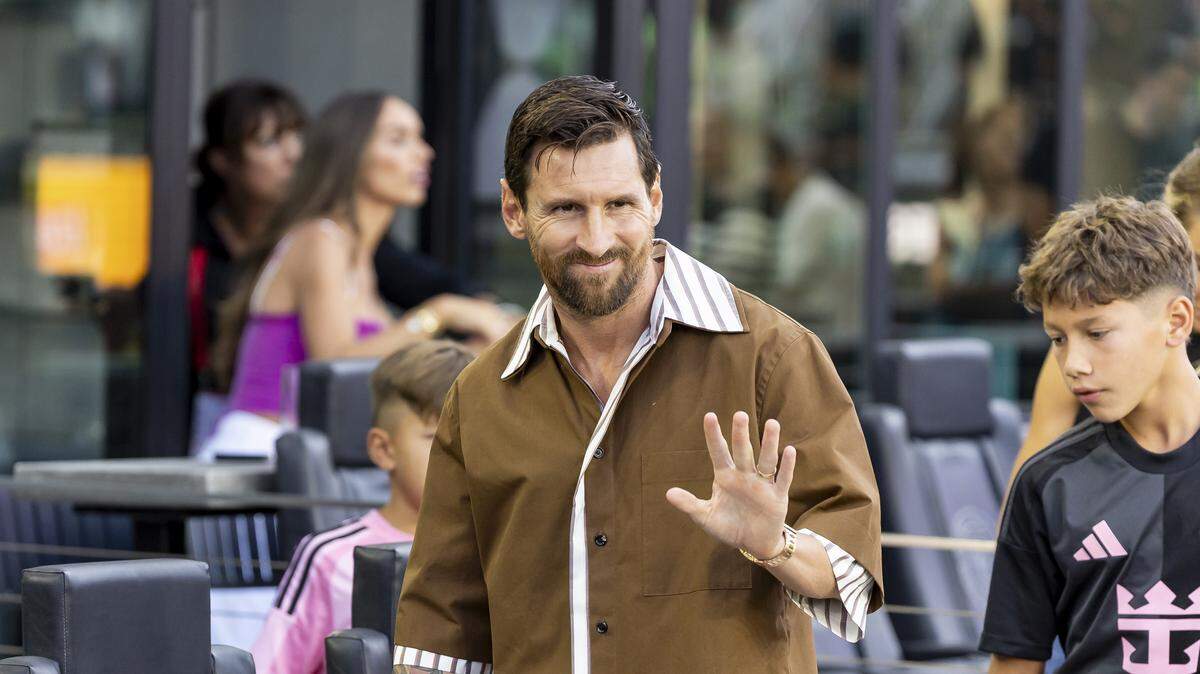 Inter Miami CF forward Lionel Messi (10) waves on from a suite before his team plays against Pumas UNAM in their Leagues Cup Phase One soccer match at Chase Stadium on Wednesday, Aug. 6, 2025, in Fort Lauderdale, Fla.