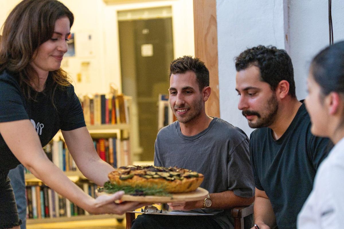 Los jueces Matteson Koche, Ryan Pfeffer y Desiree Di Falco preparándose para degustar "La particular tristeza de una 'focaccia'", de la concursante Rosie Castaldo, inspirada en el libro "The Particular Sadness of Lemon Cake".