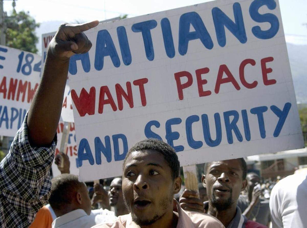 Violent gangs in have kidnapped at least 800 people for ransom this year, including 17 missionaries, who were released.