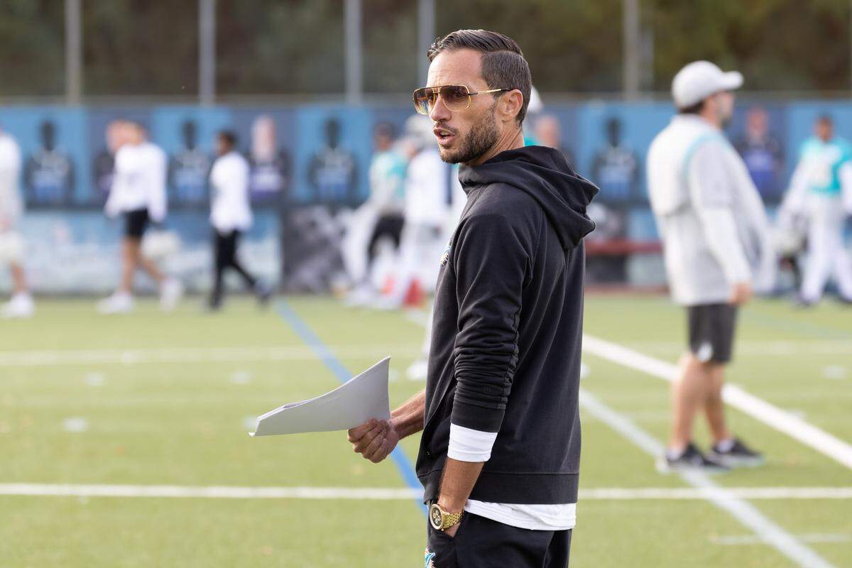 Miami Dolphins Coach Mike McDaniel leading practice in Frankfurt on Nov. 1, 2023.
