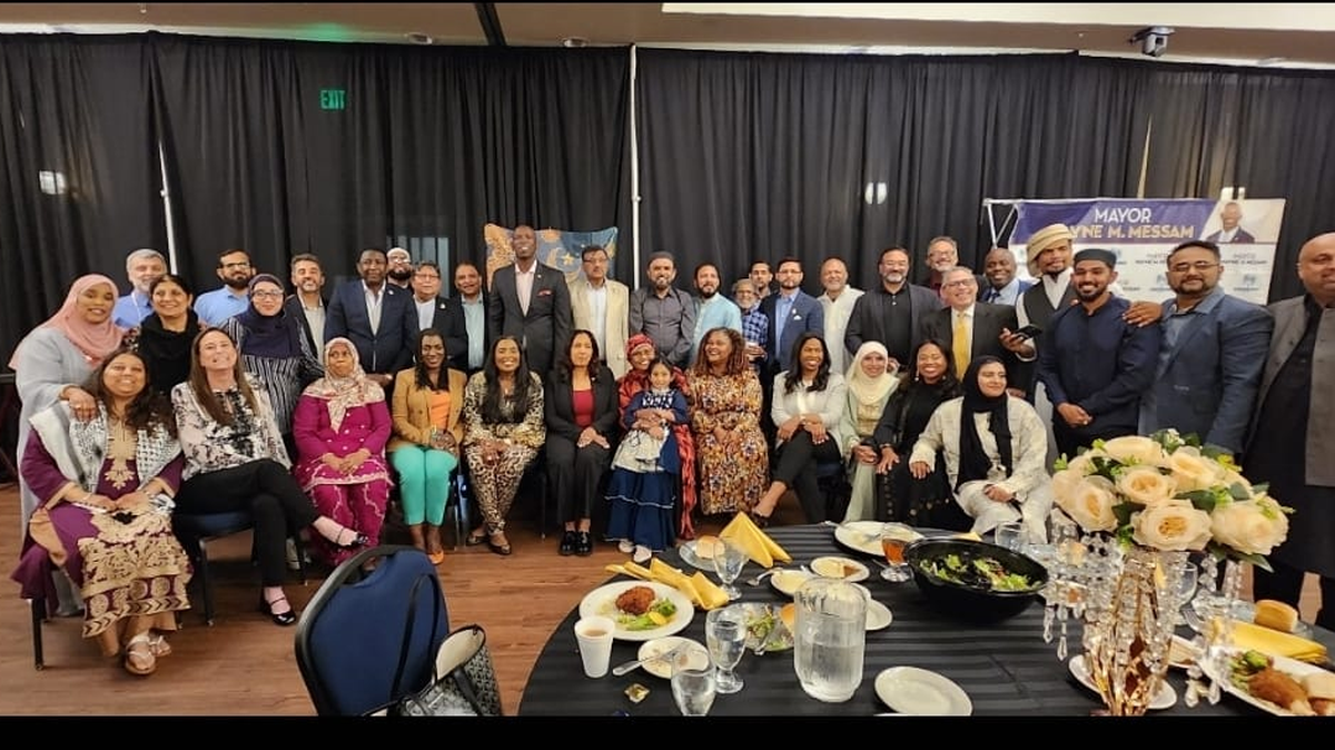Una cena musulmana Iftar se celebra en Miramar, Florida, con la asistencia del alcalde Wayne Messam, primer alcalde negro de la ciudad.