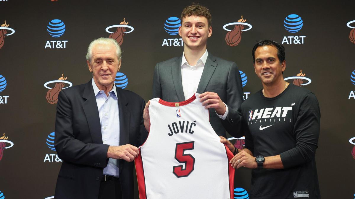 Pat Riley, presidente del Miami Heat, a la izquierda, y el entrenador Erik Spoelstra, a la derecha, dan la bienvenida a la nueva selección del draft, Nikola Jovic, en la conferencia de prensa celebrada en el FTX Arena, el 27 de junio de 2022.