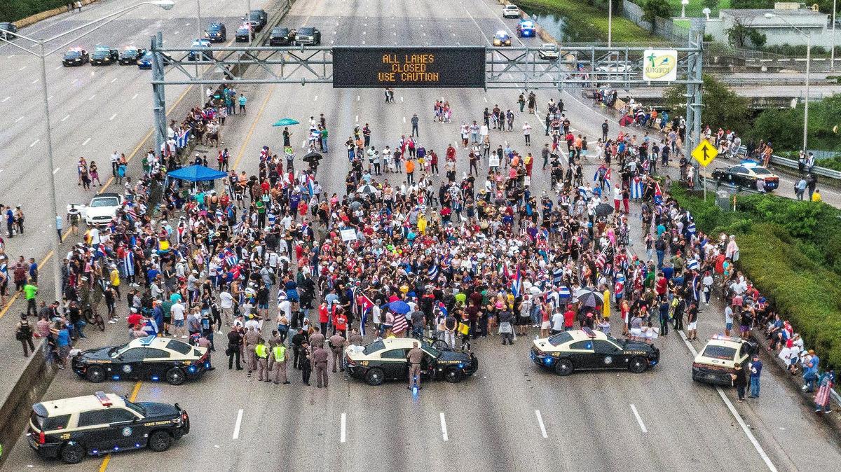 Exiliados cubanos bloquearon la autopista Palmetto en dirección norte y sur a la altura de Coral Way en apoyo a los manifestantes en Cuba, mientras miles de cubanos salían a las calles de la isla para quejarse de la falta de libertad y el empeoramiento de la situación económica, en julio de 2021. A pesar de que Florida aprobó una ley antidisturbios a principios de 2021, que decía que las personas podían ser citadas si obstruían las vías públicas, no se realizaron arrestos.