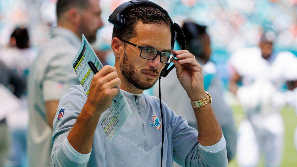 El entrenador de los Miami Dolphins, Mike McDaniel, se prepara para el inicio del partido contra los New England Patriots en el Hard Rock Stadium, el 11 de septiembre de 2022 en Miami Gardens, Florida.