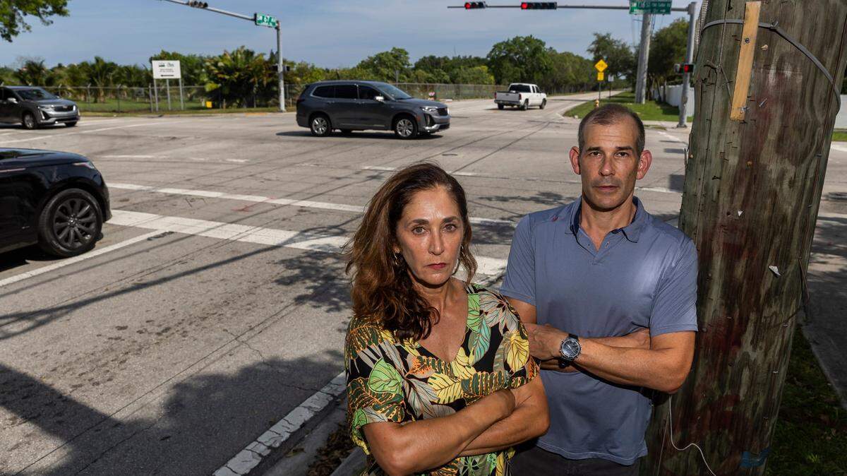 Betsy Wise y Dean Warhaft en la intersección de Southwest 67 Avenue y Southwest 136 Street, el miércoles 29 de junio de 2023, en Pinecrest, Florida. Miami-Dade planea construir una redoma en la intersección y los vecinos están demandando al condado alegando que la glorieta destruiría árboles y arruinaría el carácter de sus calles.
