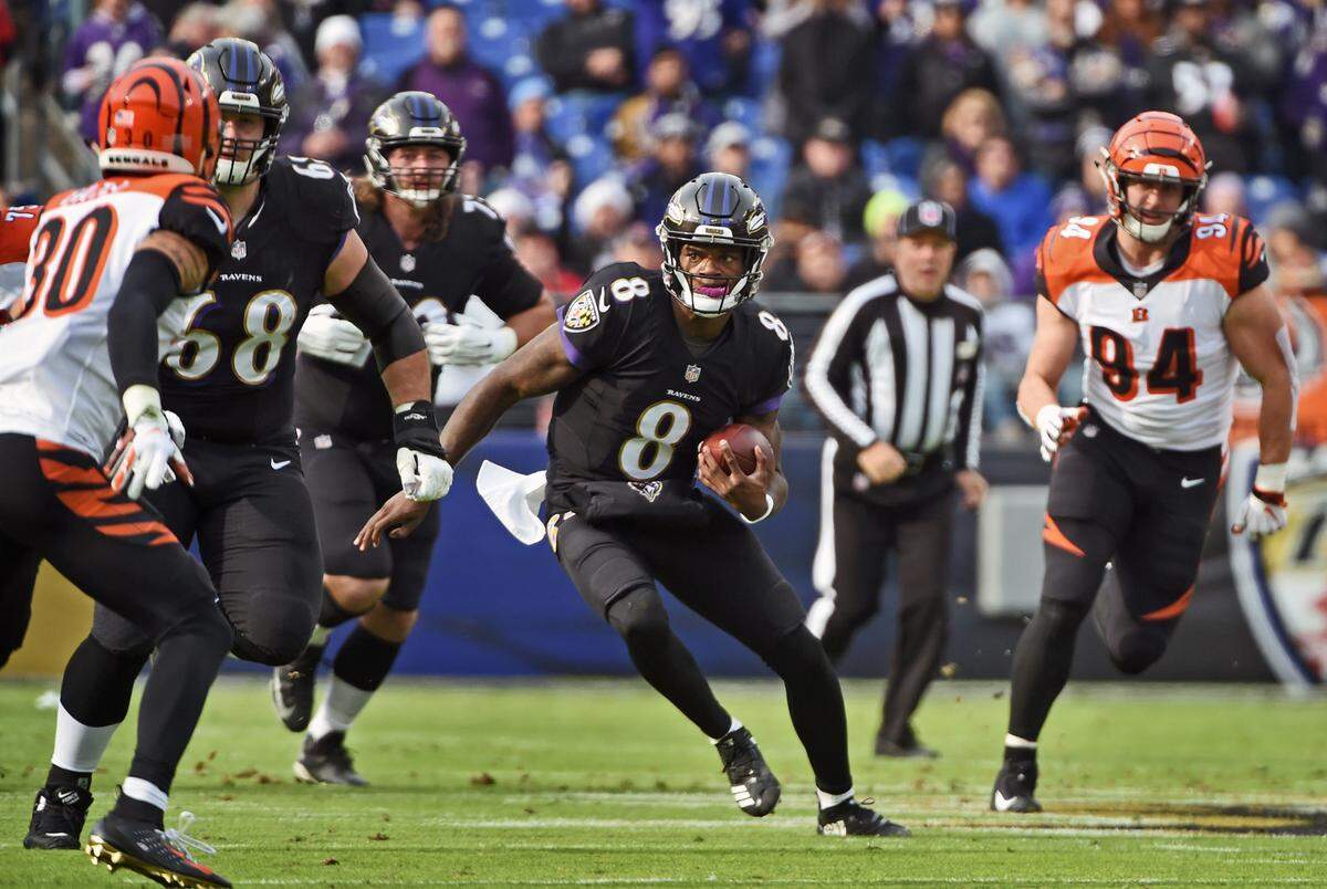 Baltimore Ravens quarterback Lamar Jackson (8) runs for 21 yards against the Cincinnati Bengals in the first quarter on Sunday, Nov. 18, 2018 at M&T Bank Stadium in Baltimore, Md. The Ravens defeated the Bengals, 24-21. (Kenneth K. Lam/Baltimore Sun/TNS)