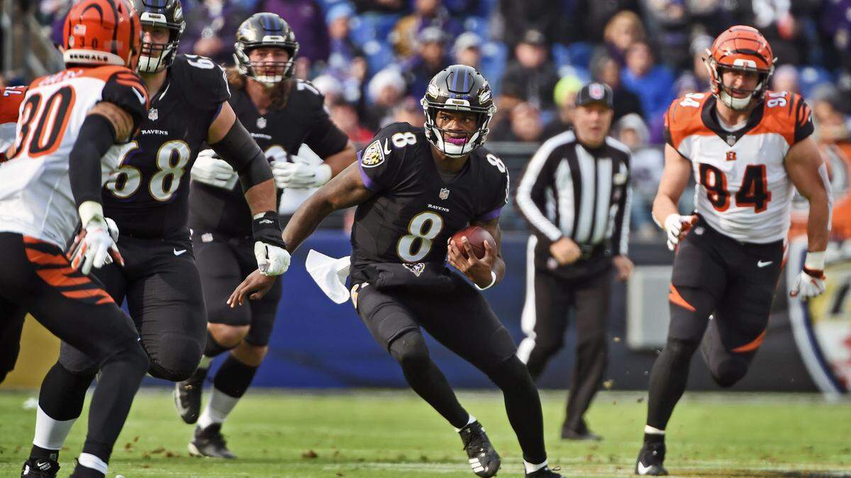 Baltimore Ravens quarterback Lamar Jackson (8) runs for 21 yards against the Cincinnati Bengals in the first quarter on Sunday, Nov. 18, 2018 at M&T Bank Stadium in Baltimore, Md. The Ravens defeated the Bengals, 24-21. (Kenneth K. Lam/Baltimore Sun/TNS)