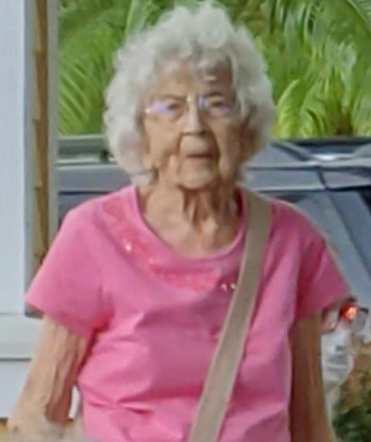 Rita Thomas didn’t recognize her daughter, appeared gaunt and was confused last week when her daughter, Nan Thomas, saw her as part of a car parade of families allowed to wave from a distance to their loved ones at Rosecastle Assisted Living Facility in Zephryhills.