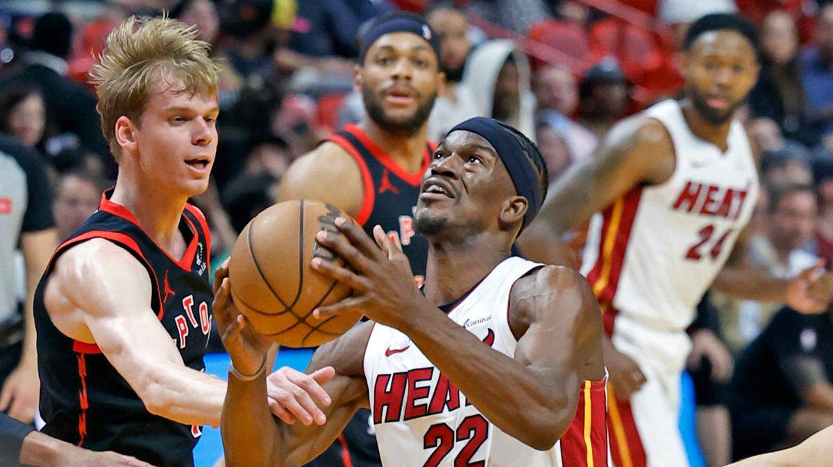 El jugador del Heat Jimmy Butler tira al aro en un partido ante los Raptors de Toronto, celebrado el 4 de abril de 2024 en Miami.