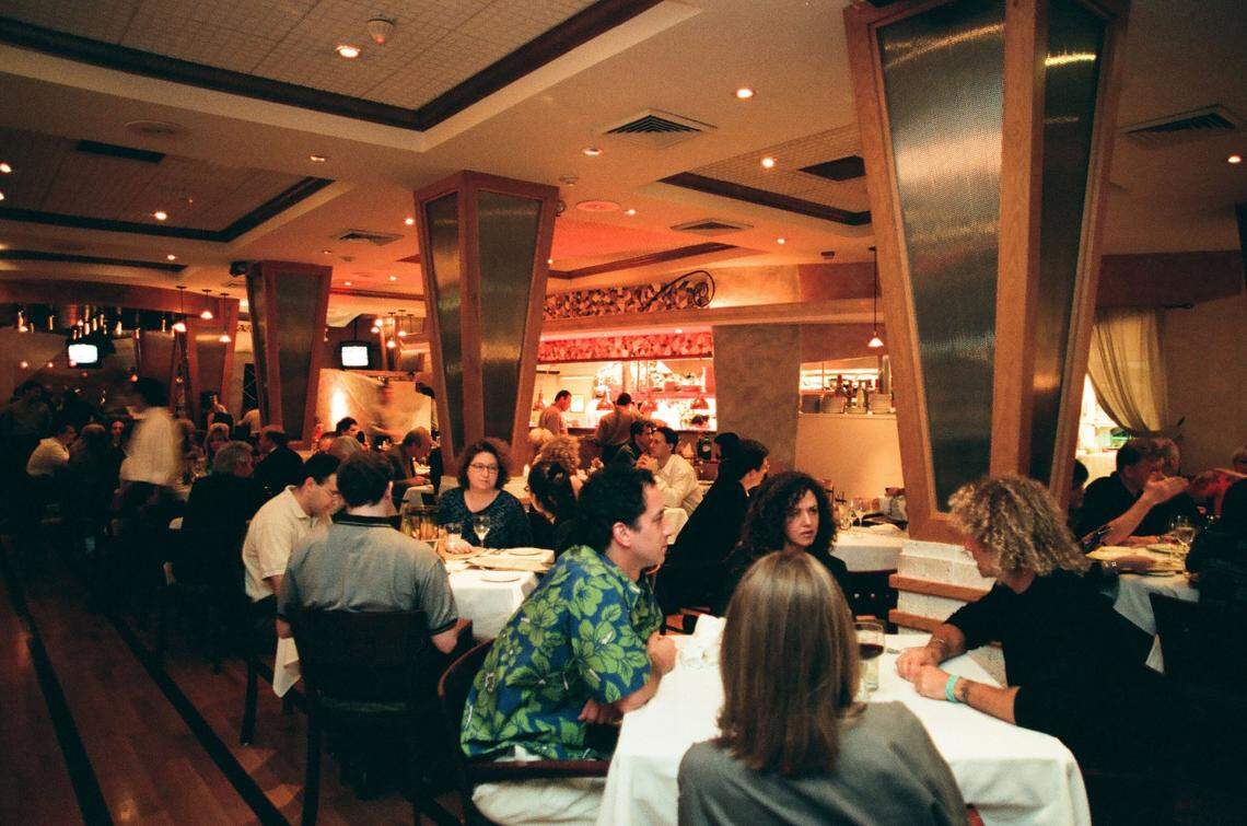 Diners at Mark’s Las Olas restaurant in 1999.