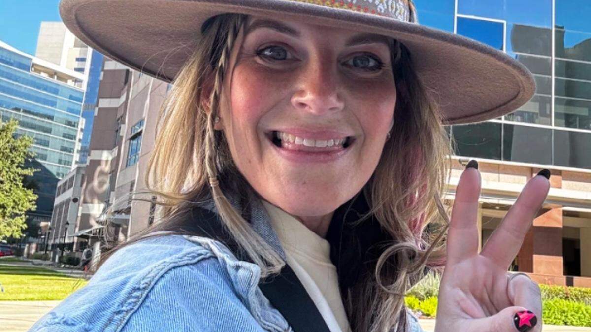 Early cancer detection advocate Lainie Jones dies at 41.