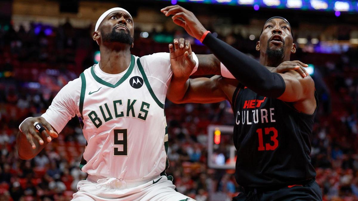 El pívot del Miami Heat, Bam Adebayo (13), y el alero de los Milwaukee Bucks, Bobby Portis (9), luchan por un rebote en el primer cuarto en el Kaseya Center de Miami el martes 28 de noviembre de 2023.