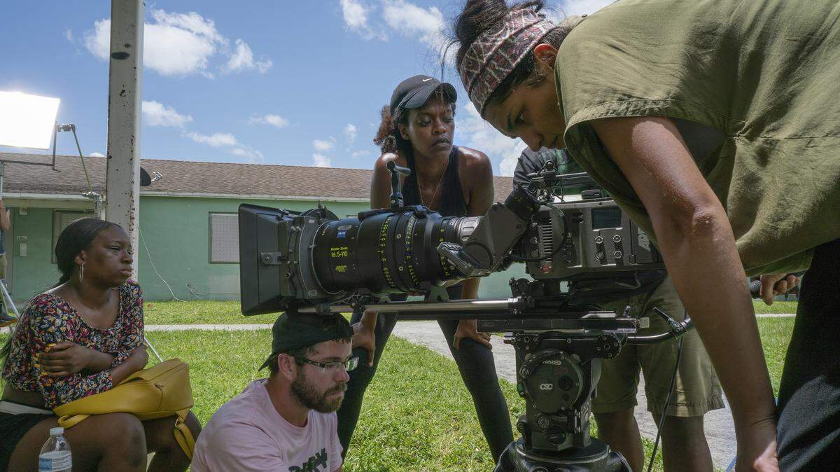 La cineasta independiente Faren Humes, en el centro con gorra, está ampliando un proyecto cinematográfico centrado en Liberty Square de Miami. Humes forma parte del programa de residencia de artes cinematográficas de Oolite Arts.