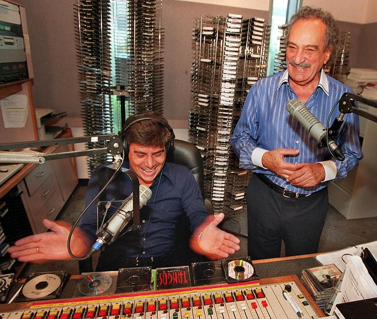 Adrián Mesa working with humorist Guillermo Álvarez Guedes.