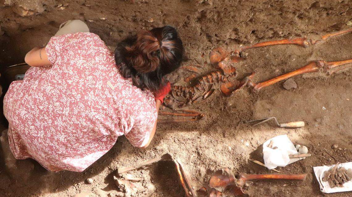 Construction workers in Cebu found skeletons and pottery which archaeologists identified as a centuries-old burial site, photos show.