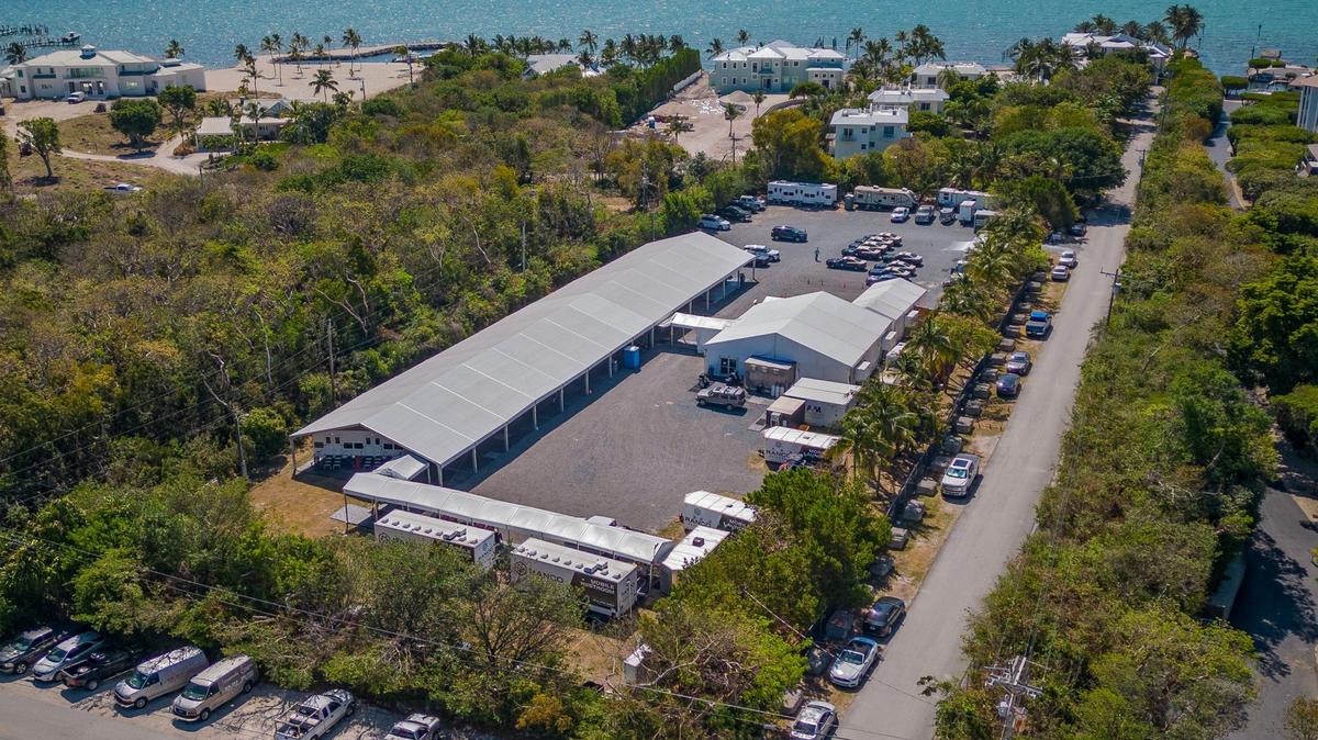 Vista el 09 de mayo de 2024 de los remolques situados en Aregood Lane que forman parte de un campamento base estatal en Islamorada para ayudar con el aumento de la migración marítima desde Cuba y Haití.