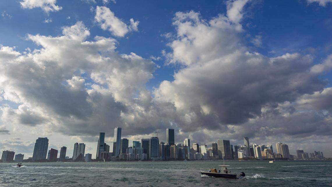 Una embarcaciónb pequeña se dirige al downtown de Miami el 17 de febrero del 17, 2019. El Miami International Boat Show se desarrolló cerca, en el Miami Marine Stadium en Virginia Key.