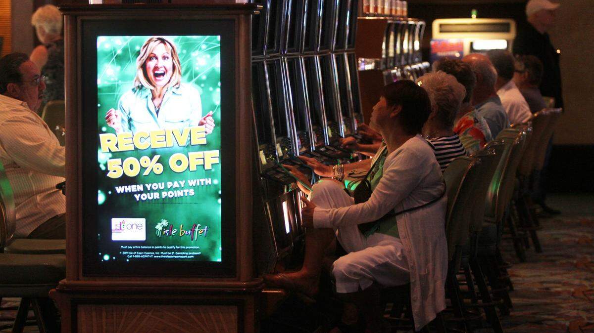 fl-bragozzos-isle-casino - The Isle Casino & Racing of Pompano Beach SUNSTOCK, stock photos, poker, slots, dealer, gaming, casino, Texas Hold Em, player cards, cards. Sarah Dussault, Sun Sentinel