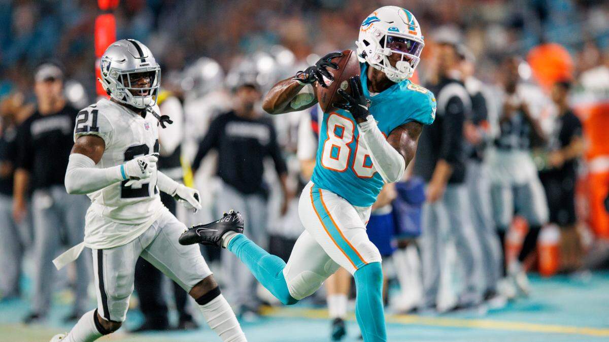 Miami Dolphins wide receiver Braylon Sanders (86) catches a pass against Las Vegas Raiders cornerback Amik Robertson (21) during second quarter of an NFL preseason football game at Hard Rock Stadium on Saturday, August 20, 2022 in Miami Gardens, Florida.