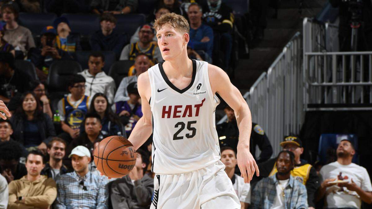 Kasparas Jakucionis #25 del Miami Heat dribla el balón durante el juego contra los San Antonio Spurs durante el Clásico de California de la NBA 2025 el 5 de julio de 2025 en el Chase Center en San Francisco, California.