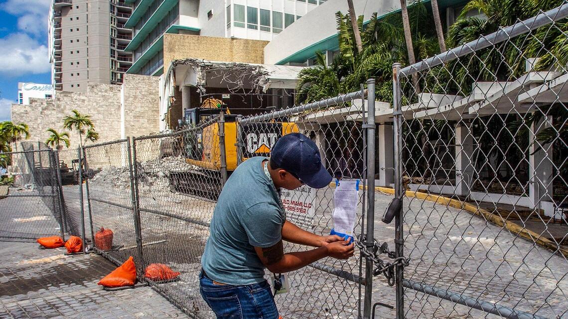 Dolphins owner Stephen Ross to buy Deauville hotel, plans luxury complex in Miami Beach